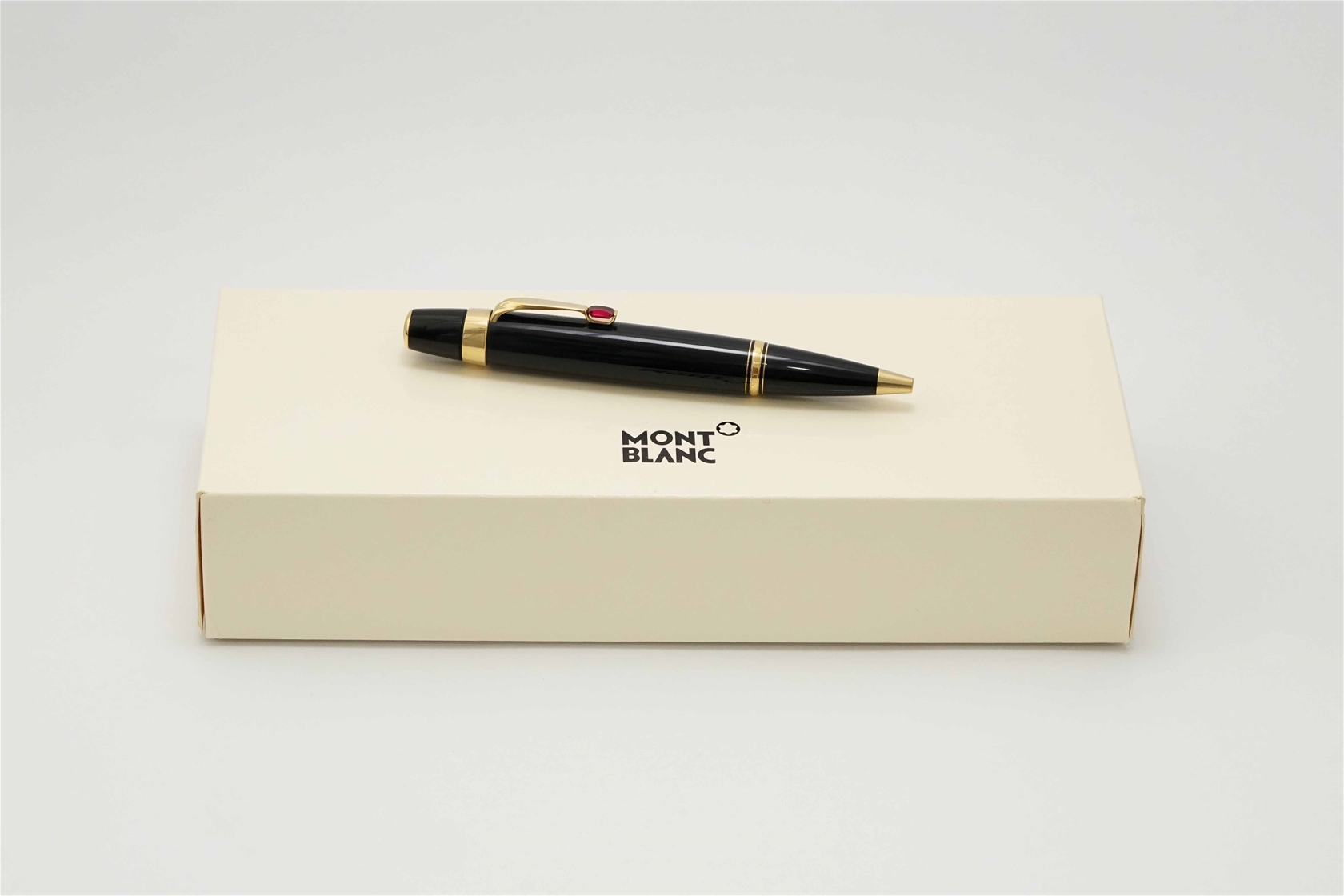 Bút bi Montblanc Boheme Rouge Ballpoint Pen