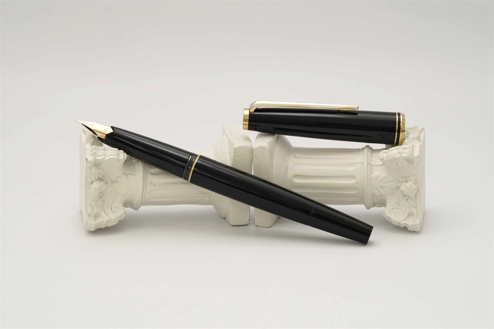 Bút máy Montblanc Classic Black Resin Piston Filler 14K F