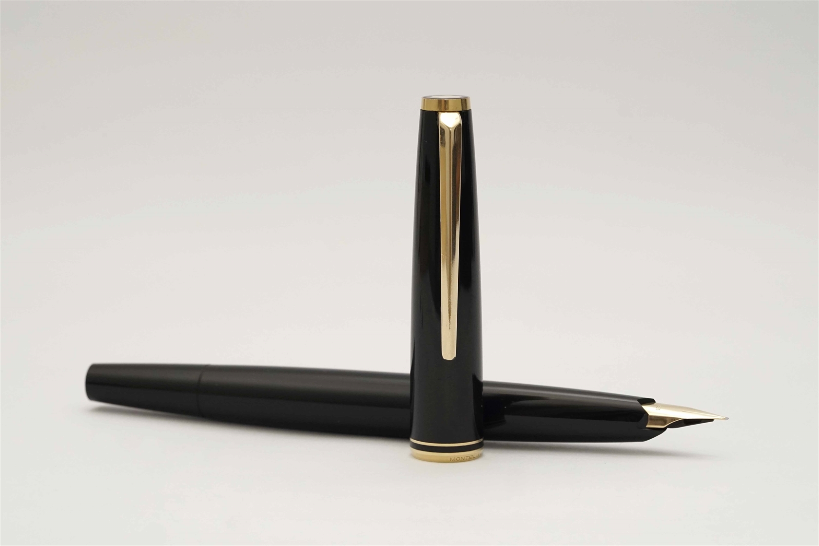 Bút máy Montblanc Classic Black Resin Piston Filler 14K F