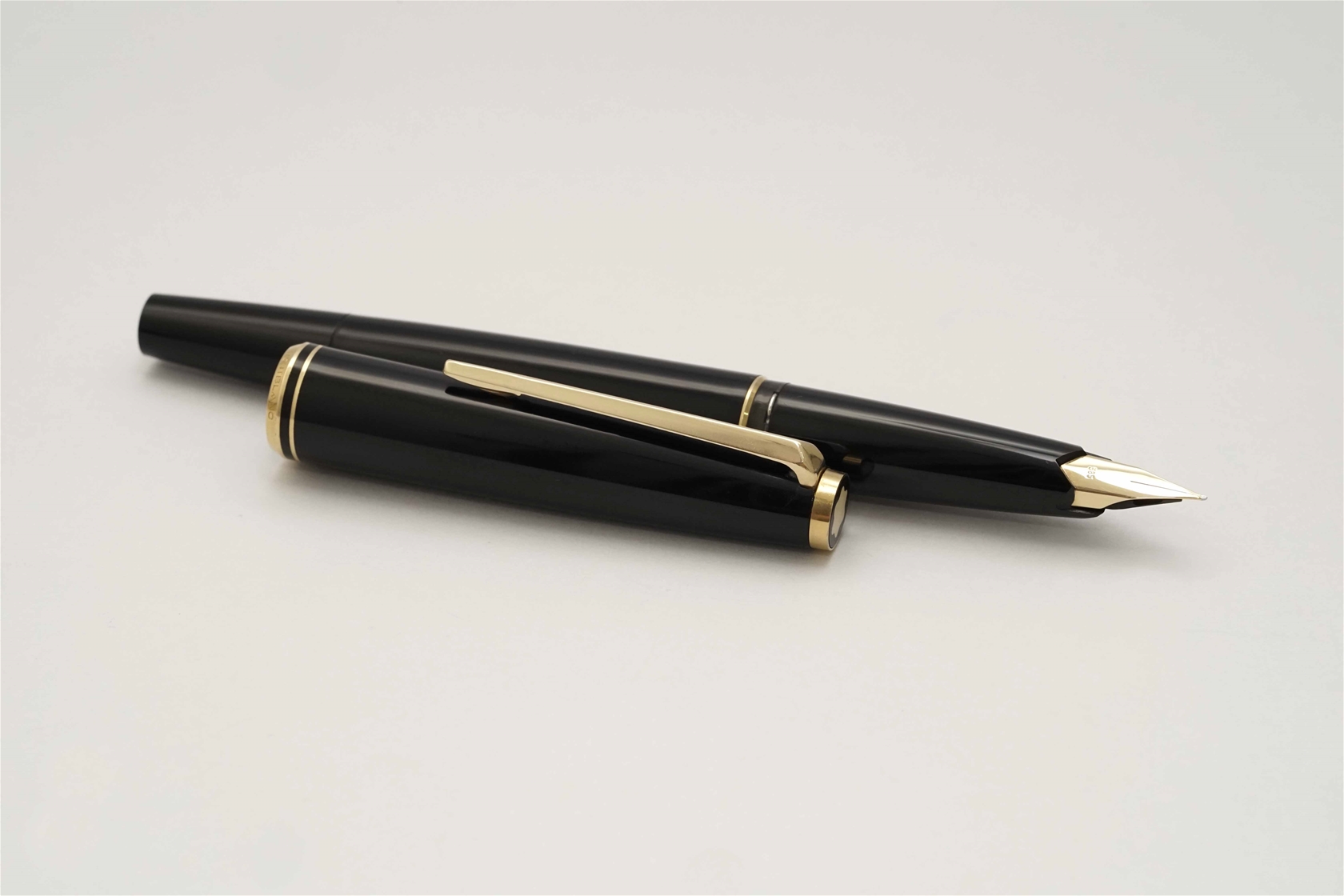 Bút máy Montblanc Classic Black Resin Piston Filler 14K F