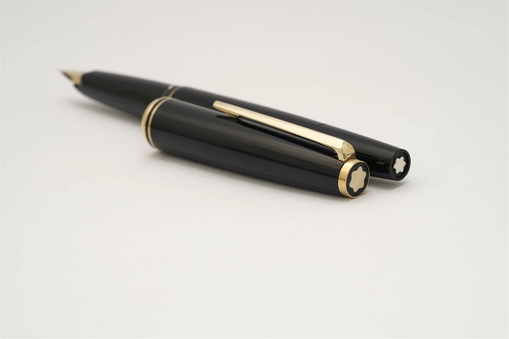 Bút máy Montblanc Classic Black Resin Piston Filler 14K F