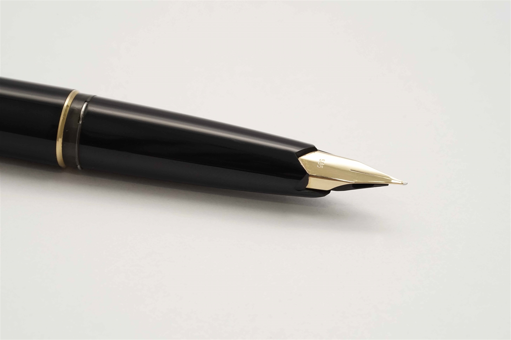 Bút máy Montblanc Classic Black Resin Piston Filler 14K F