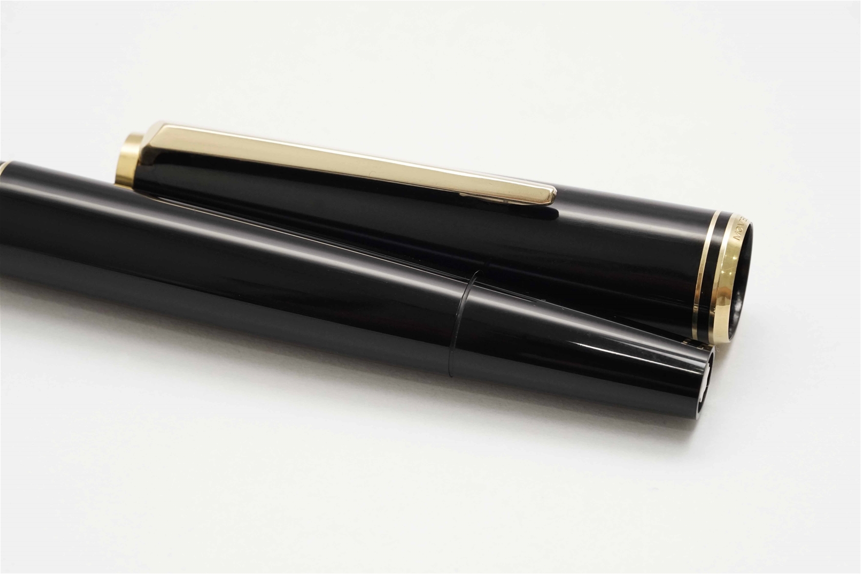 Bút máy Montblanc Classic Black Resin Piston Filler 14K F