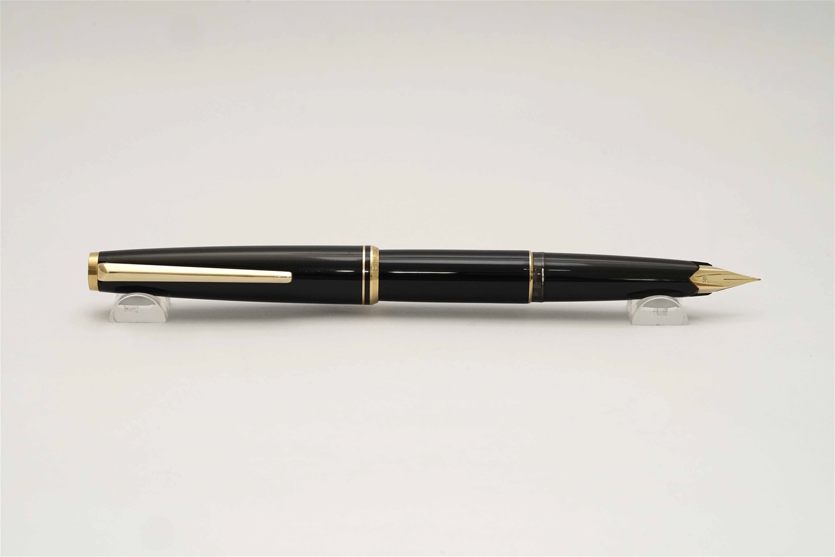 Bút máy Montblanc Classic Black Resin Piston Filler 14K F