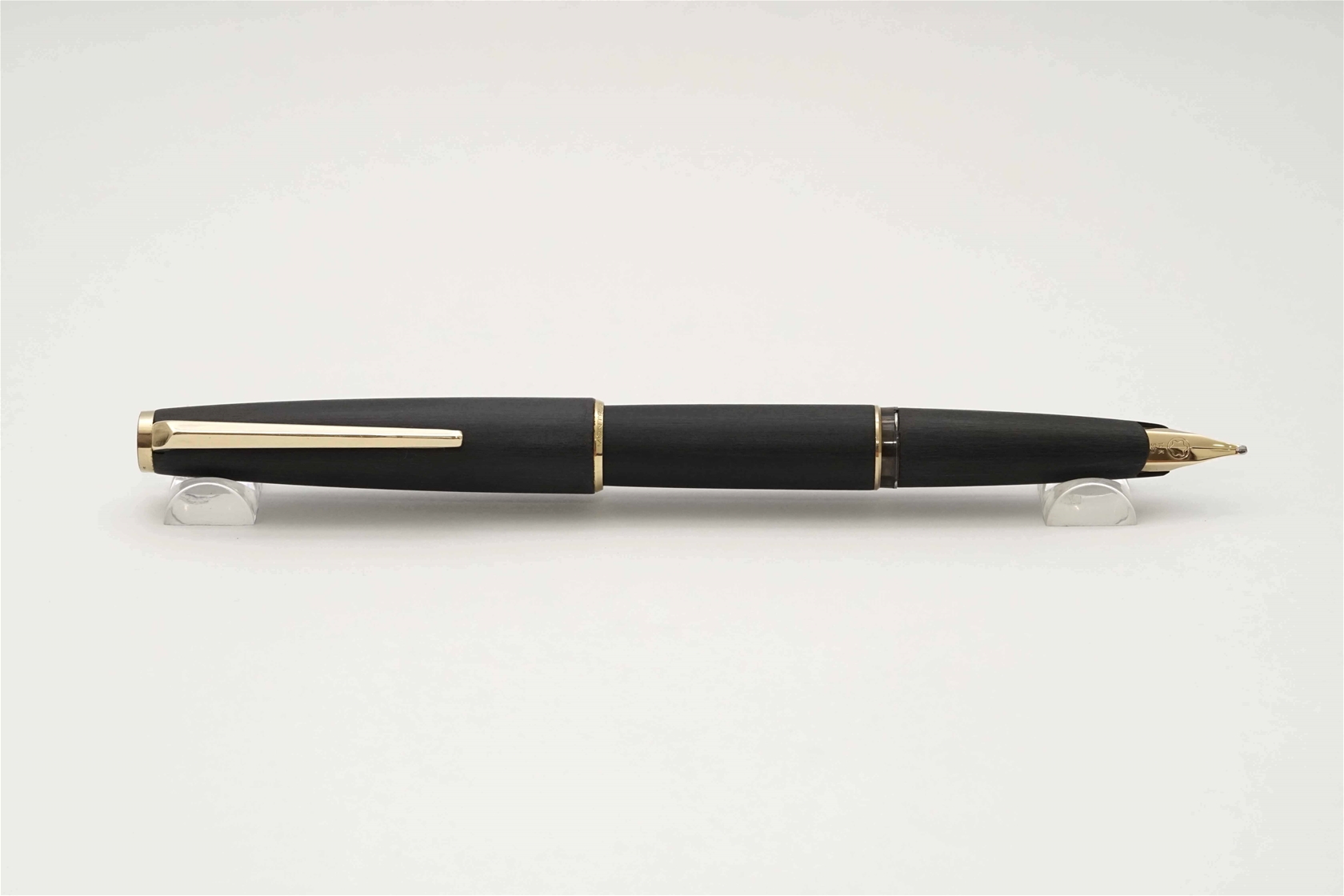 Bút máy Montblanc Classic Matte Black 14K OB