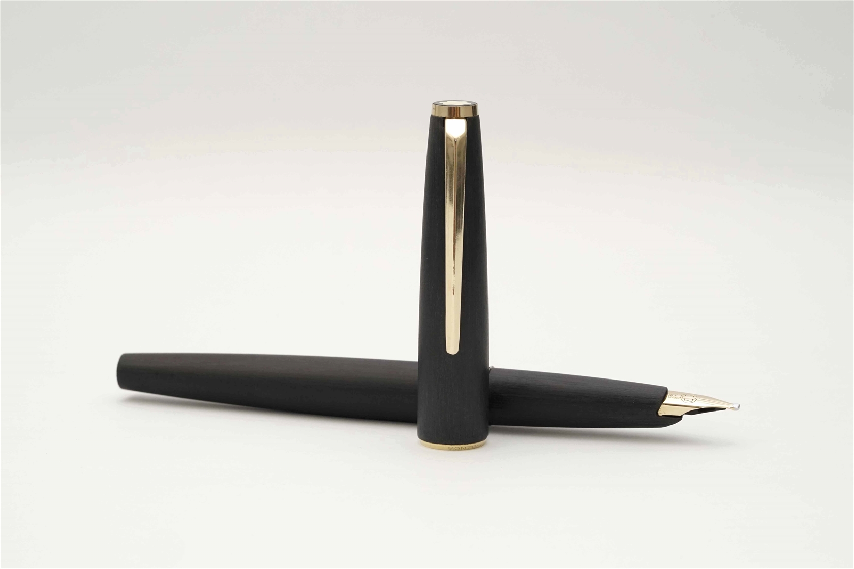 Bút máy Montblanc Classic Matte Black 14K OB