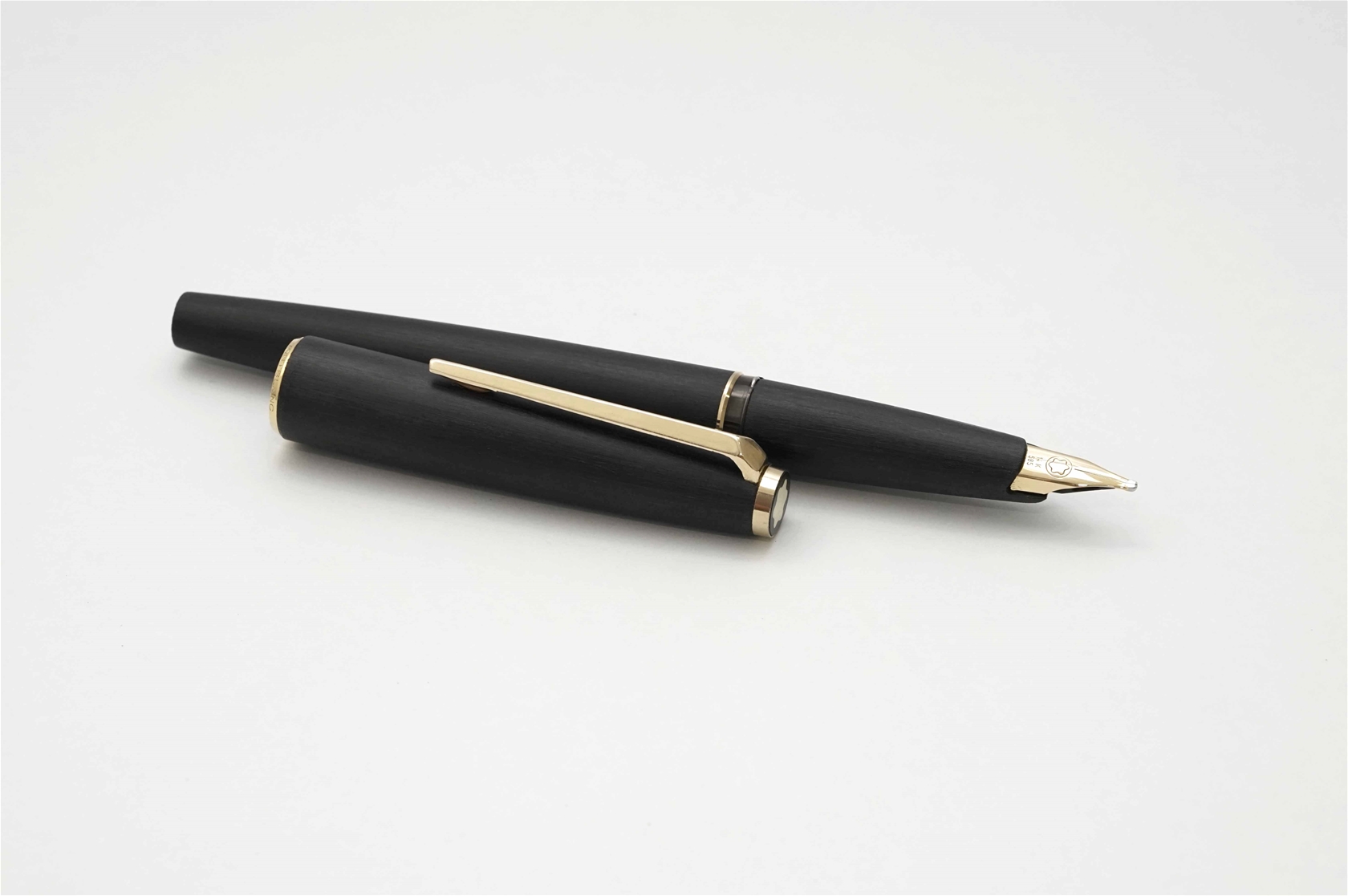 Bút máy Montblanc Classic Matte Black 14K OB