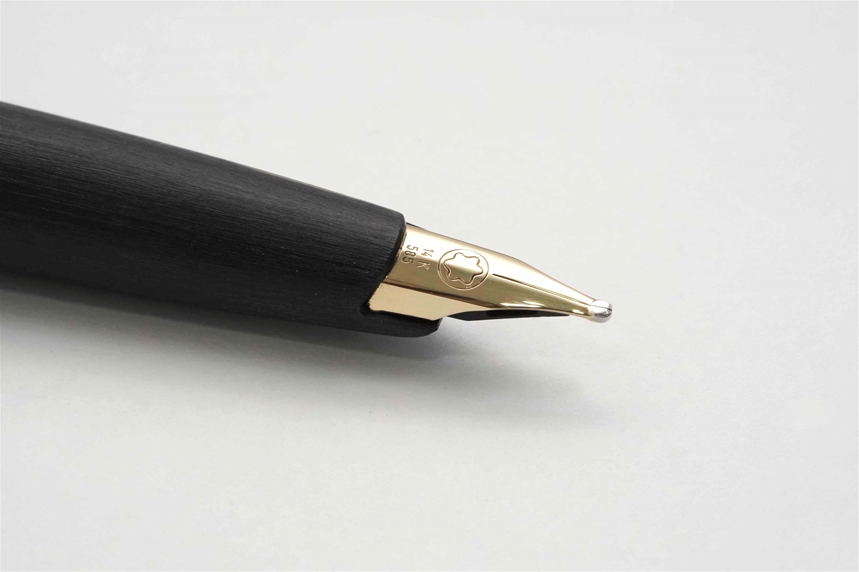 Bút máy Montblanc Classic Matte Black 14K OB