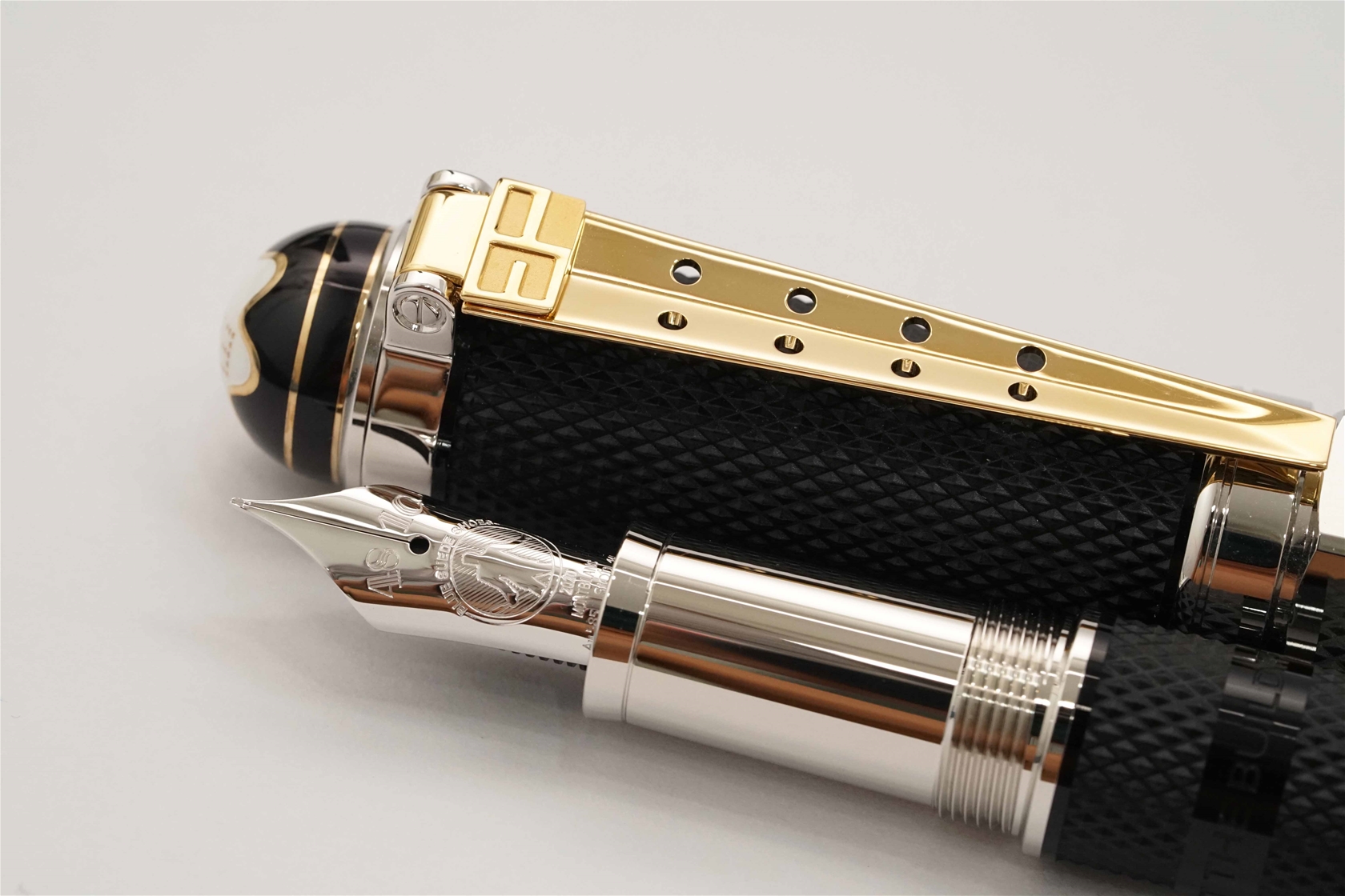 Bút máy Montblanc Great Characters Elvis Presley Special Edition 18K EF