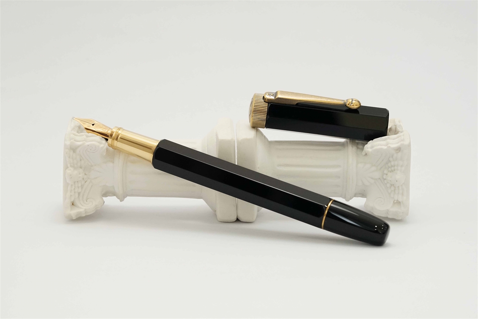 Bút máy Montblanc Heritage Egyptomania Special Edition Black Resin 14K M
