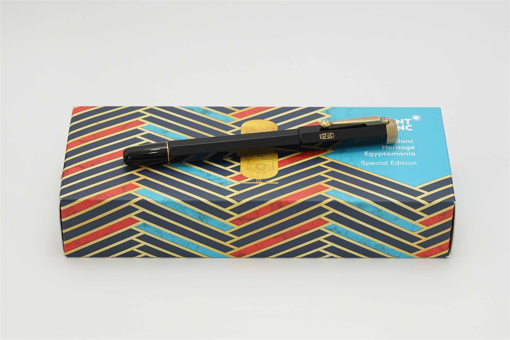 Bút máy Montblanc Heritage Egyptomania Special Edition Black Resin 14K M