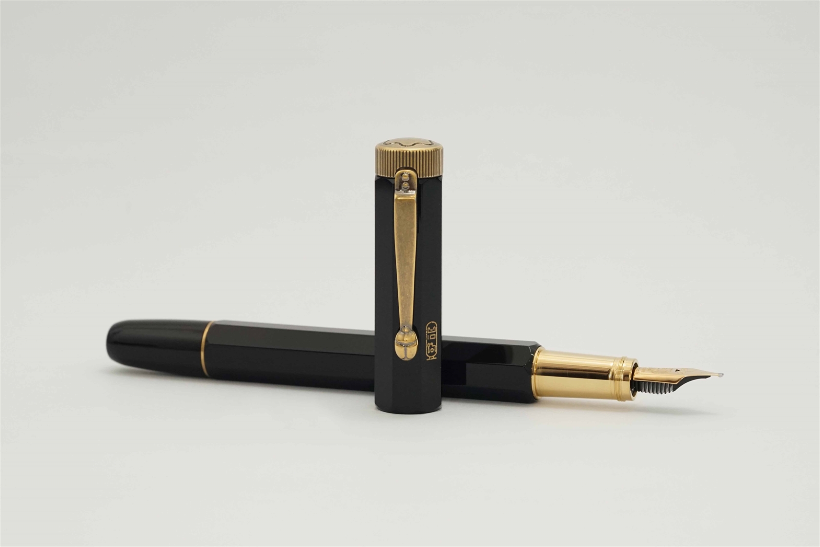 Bút máy Montblanc Heritage Egyptomania Special Edition Black Resin 14K M