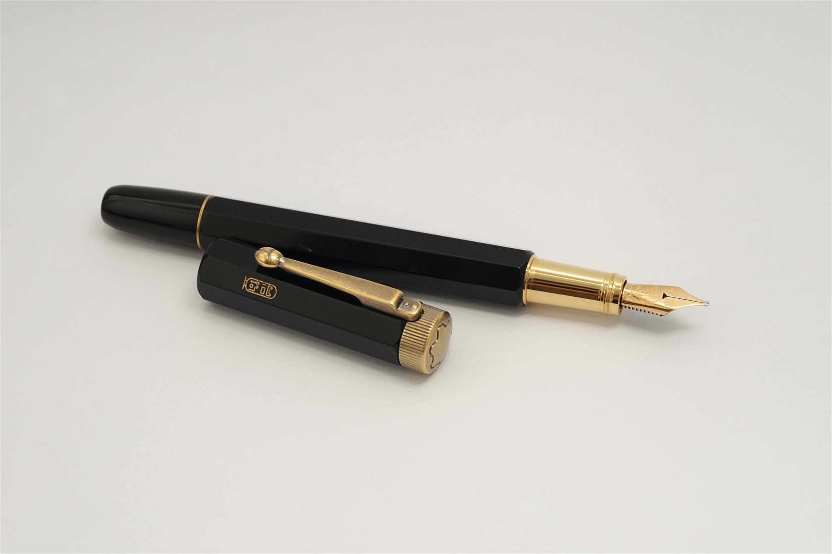 Bút máy Montblanc Heritage Egyptomania Special Edition Black Resin 14K M