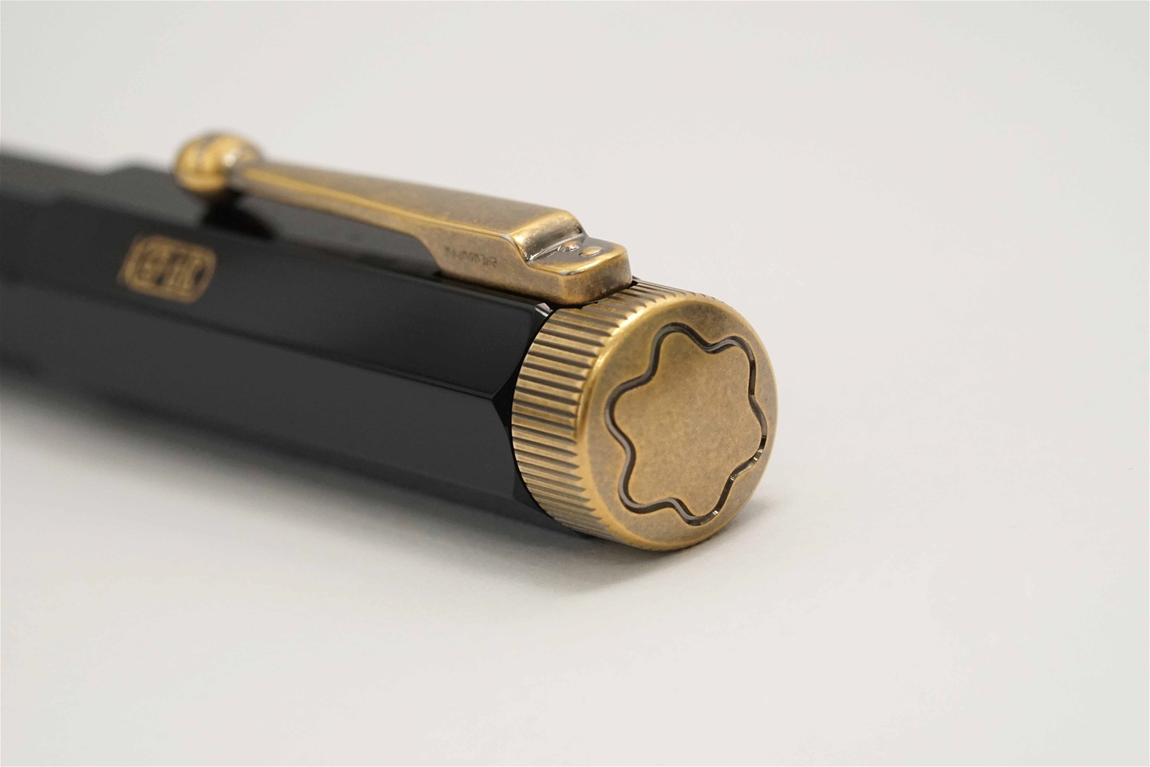 Bút máy Montblanc Heritage Egyptomania Special Edition Black Resin 14K M