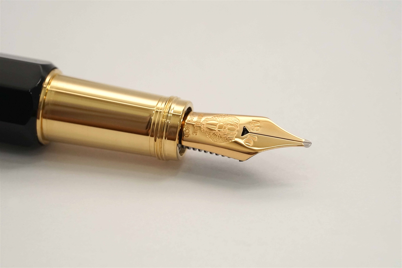 Bút máy Montblanc Heritage Egyptomania Special Edition Black Resin 14K M