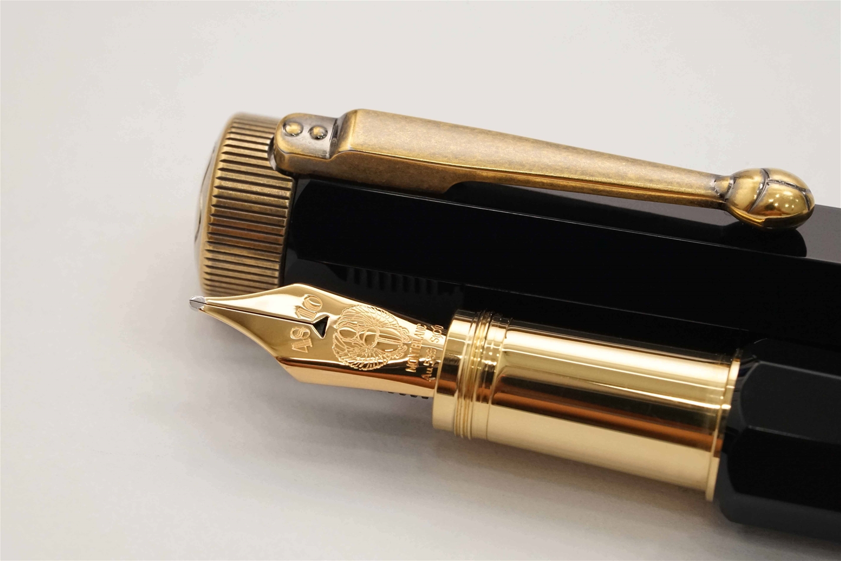Bút máy Montblanc Heritage Egyptomania Special Edition Black Resin 14K M