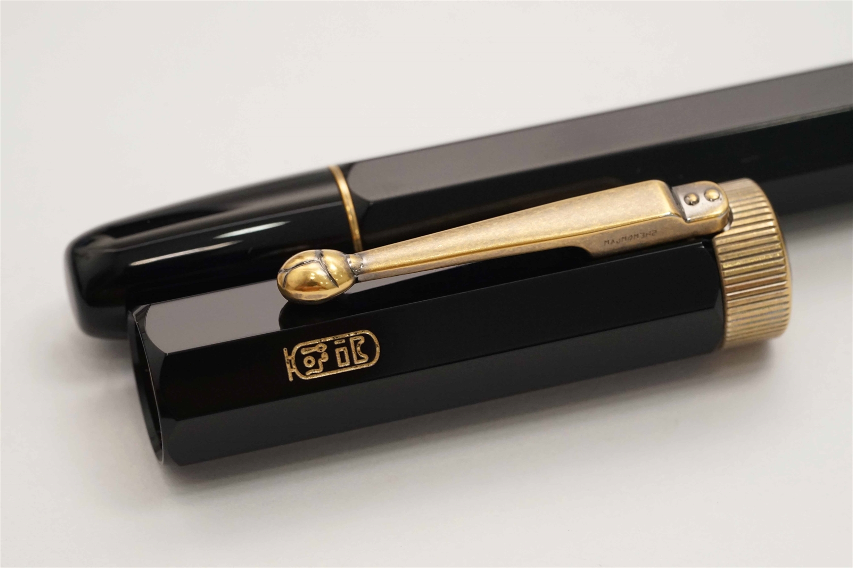 Bút máy Montblanc Heritage Egyptomania Special Edition Black Resin 14K M