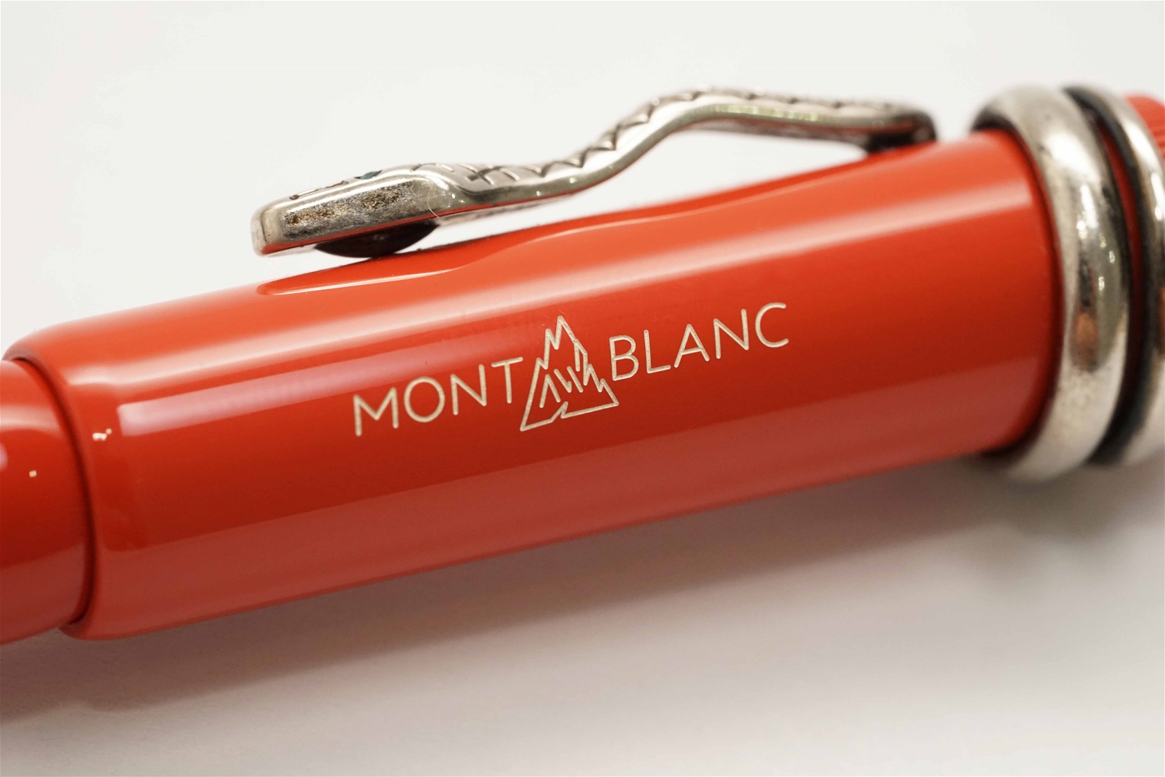 Bút máy Montblanc Heritage Rouge Et Noir Coral Special Edition 14K M
