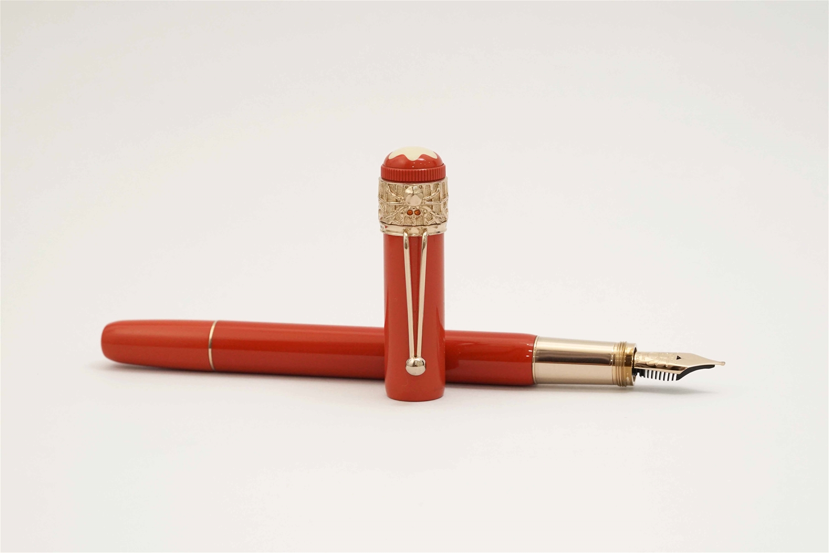 Bút máy Montblanc Heritage Rouge et Noir Spider Metamorphosis Coral Special Edition 18K M