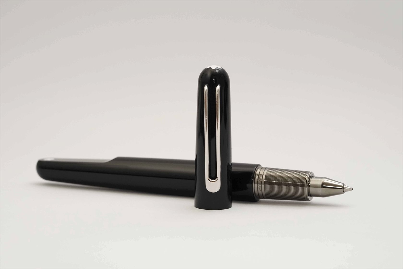 Bút bi nước Montblanc M Black Resin Rollerball Pen