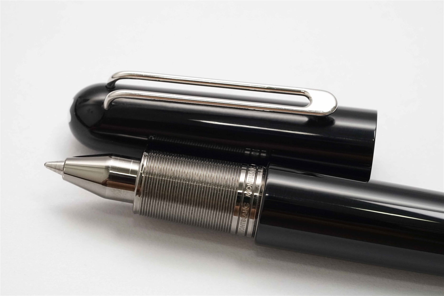 Bút bi nước Montblanc M Black Resin Rollerball Pen