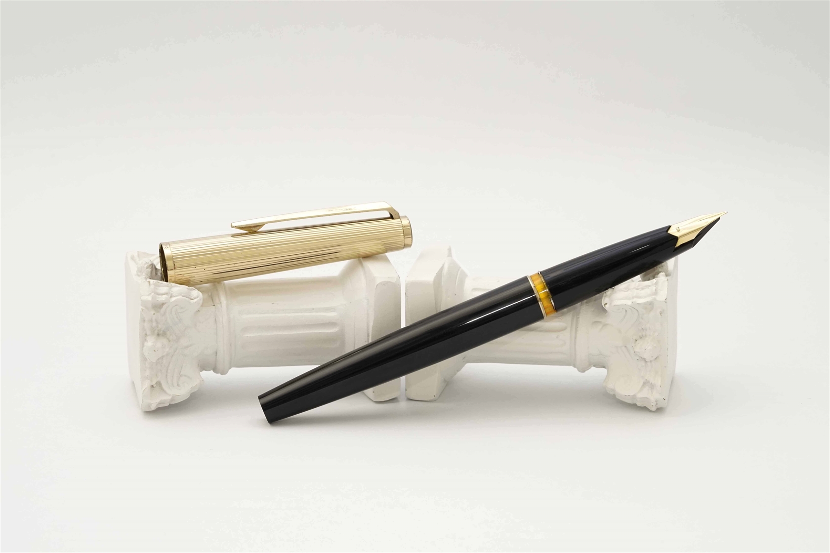 Bút máy Montblanc Masterpiece 124 Gold & Black 18K F