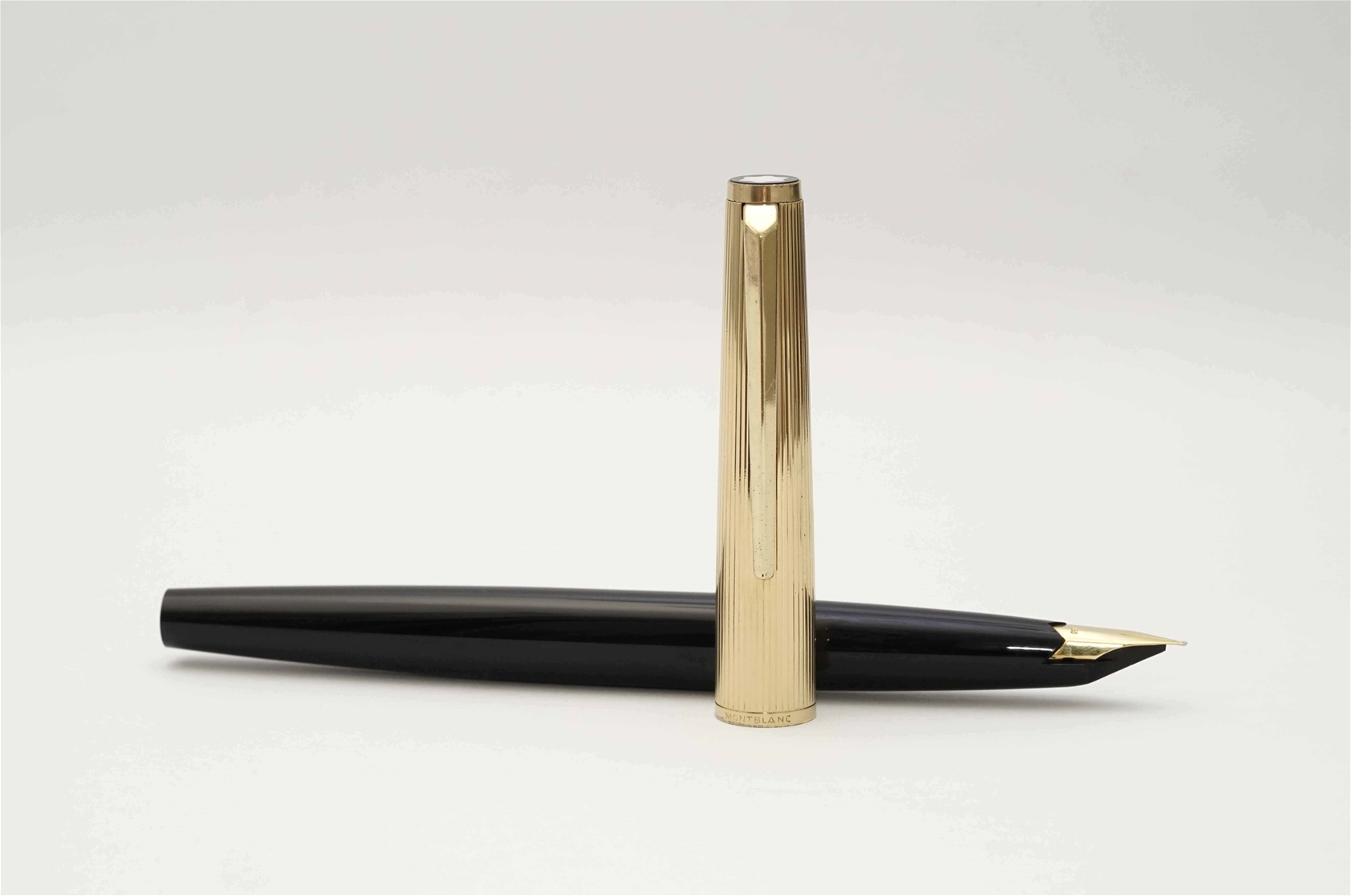 Bút máy Montblanc Masterpiece 124 Gold & Black 18K F