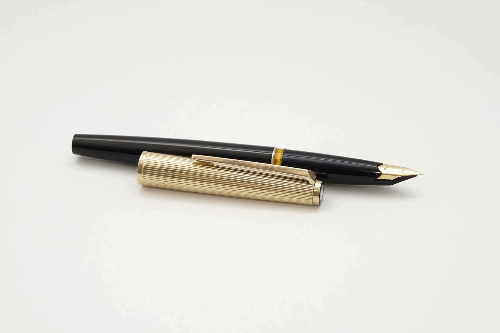 Bút máy Montblanc Masterpiece 124 Gold & Black 18K F