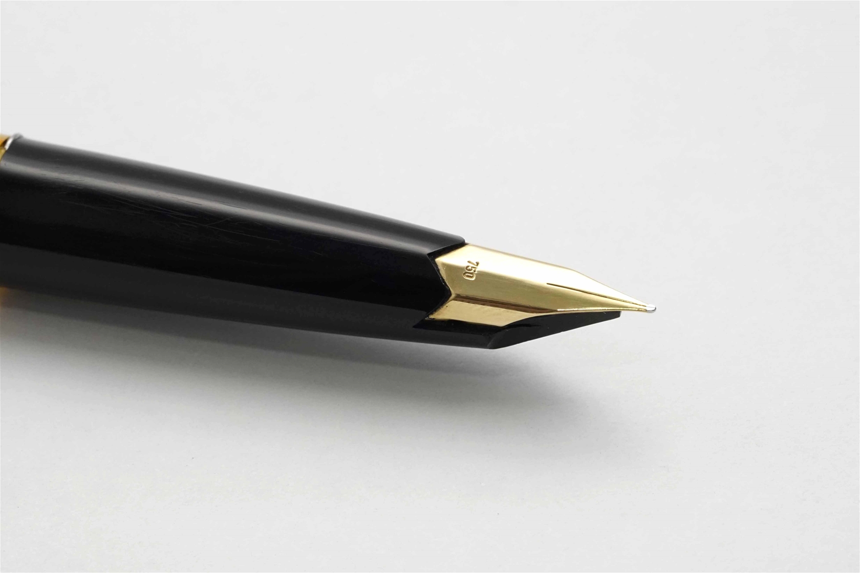 Bút máy Montblanc Masterpiece 124 Gold & Black 18K F