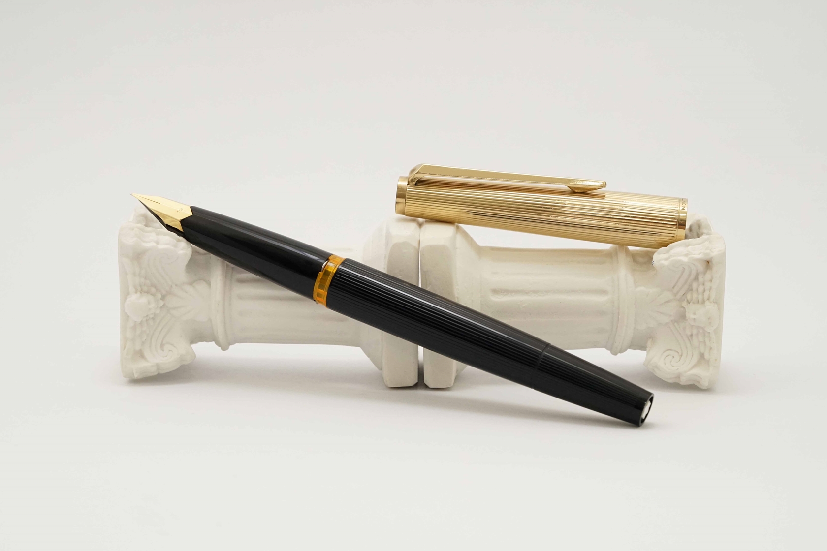 Bút máy Montblanc Masterpiece 124 Gold & Black Pinstripe 18K EF