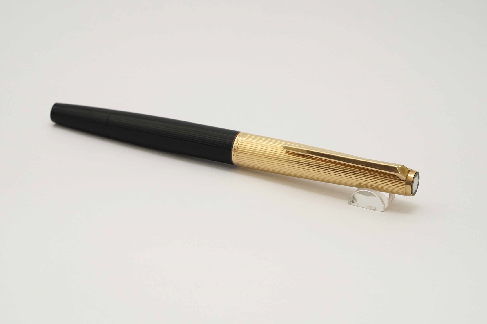 Bút máy Montblanc Masterpiece 124 Gold & Black Pinstripe 18K EF