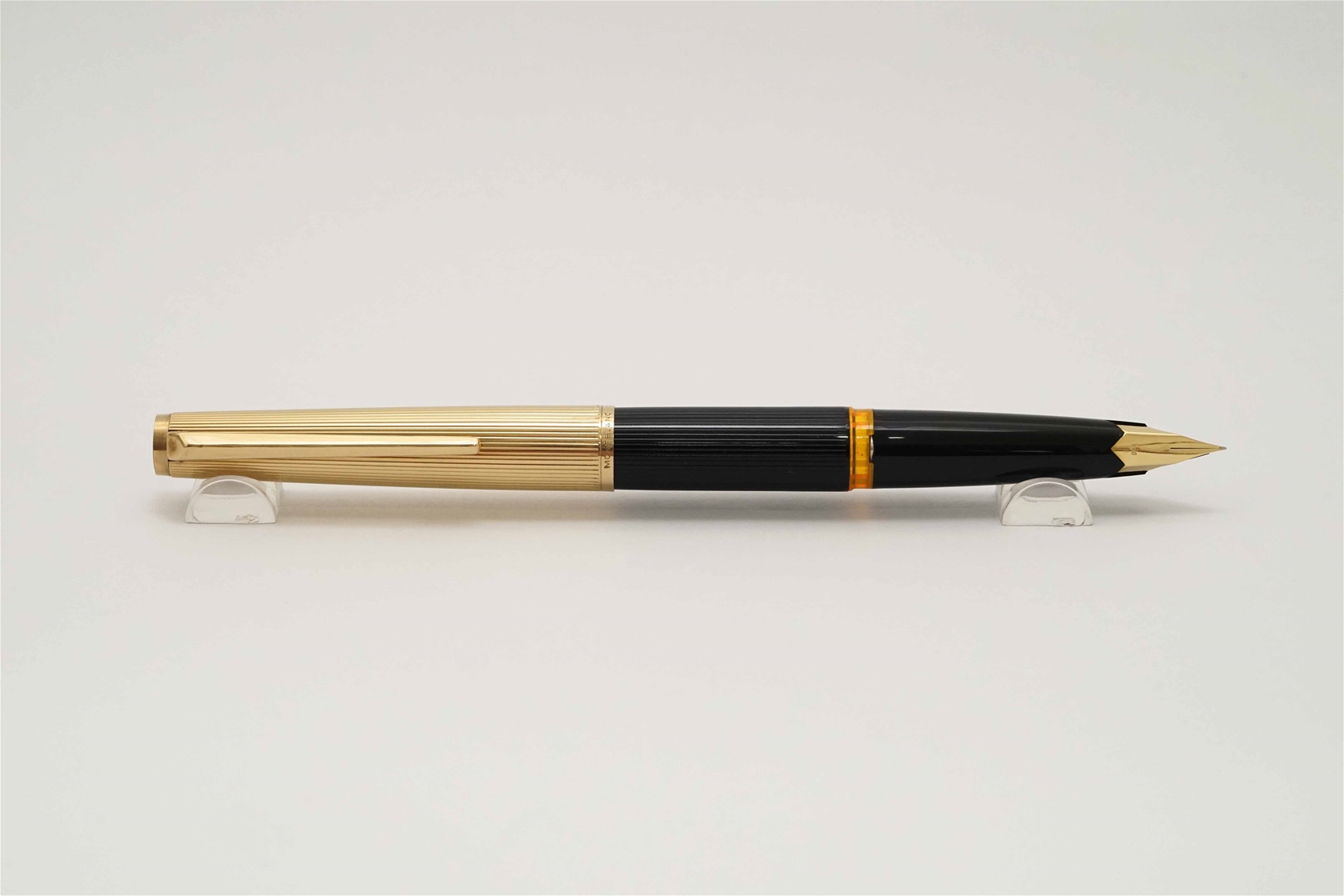 Bút máy Montblanc Masterpiece 124 Gold & Black Pinstripe 18K EF