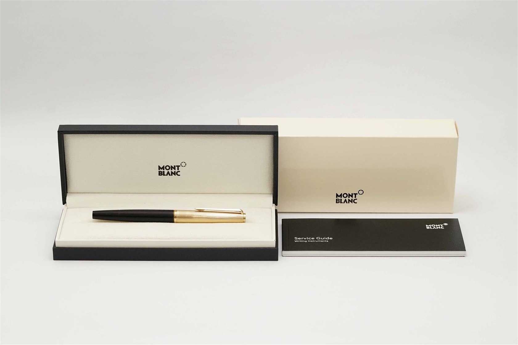 Bút máy Montblanc Masterpiece 124 Gold & Black Pinstripe 18K EF