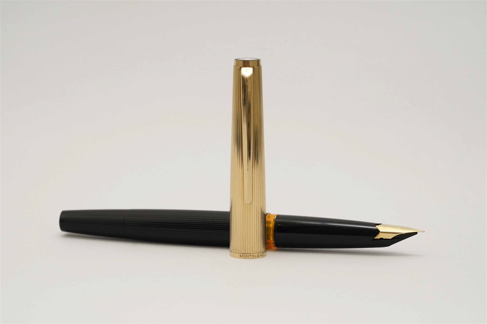 Bút máy Montblanc Masterpiece 124 Gold & Black Pinstripe 18K EF