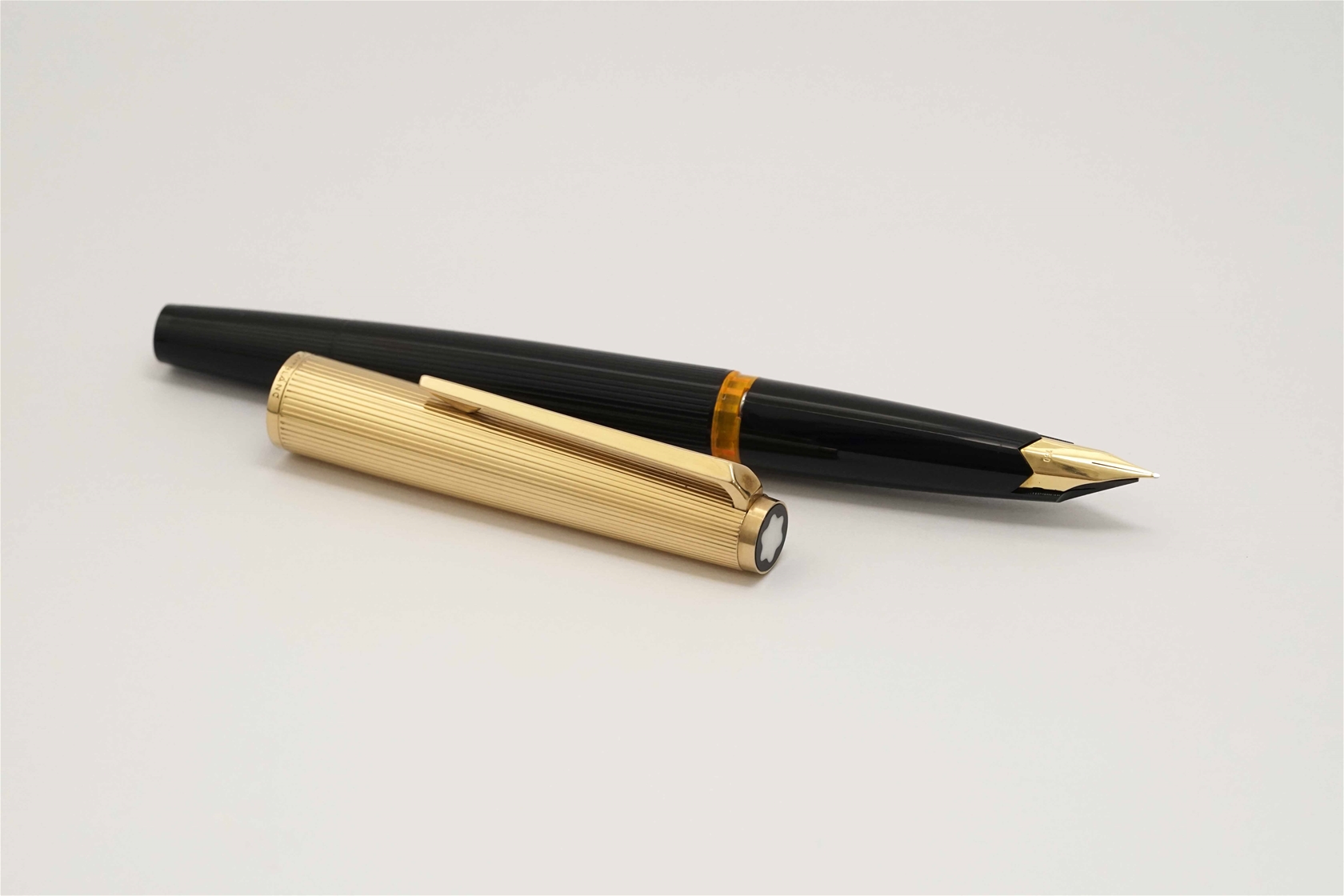 Bút máy Montblanc Masterpiece 124 Gold & Black Pinstripe 18K EF