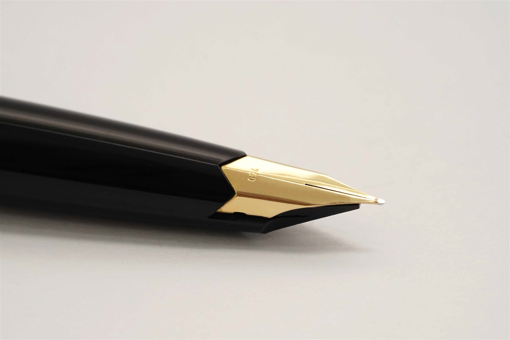 Bút máy Montblanc Masterpiece 124 Gold & Black Pinstripe 18K EF