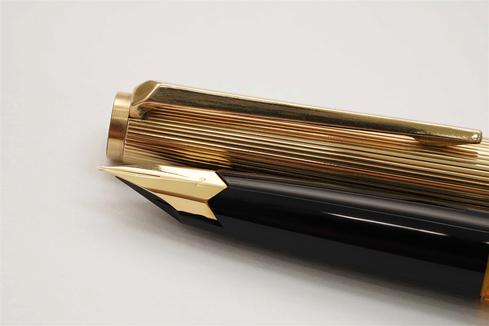Bút máy Montblanc Masterpiece 124 Gold & Black Pinstripe 18K EF