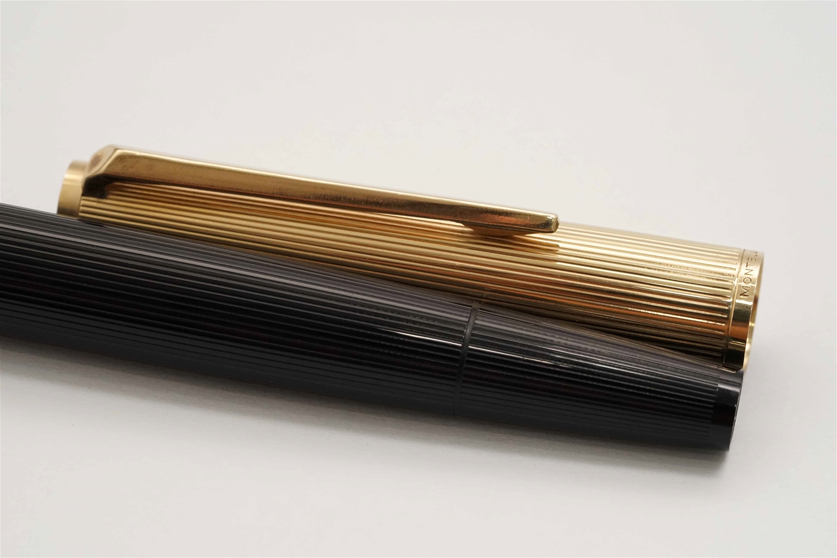 Bút máy Montblanc Masterpiece 124 Gold & Black Pinstripe 18K EF