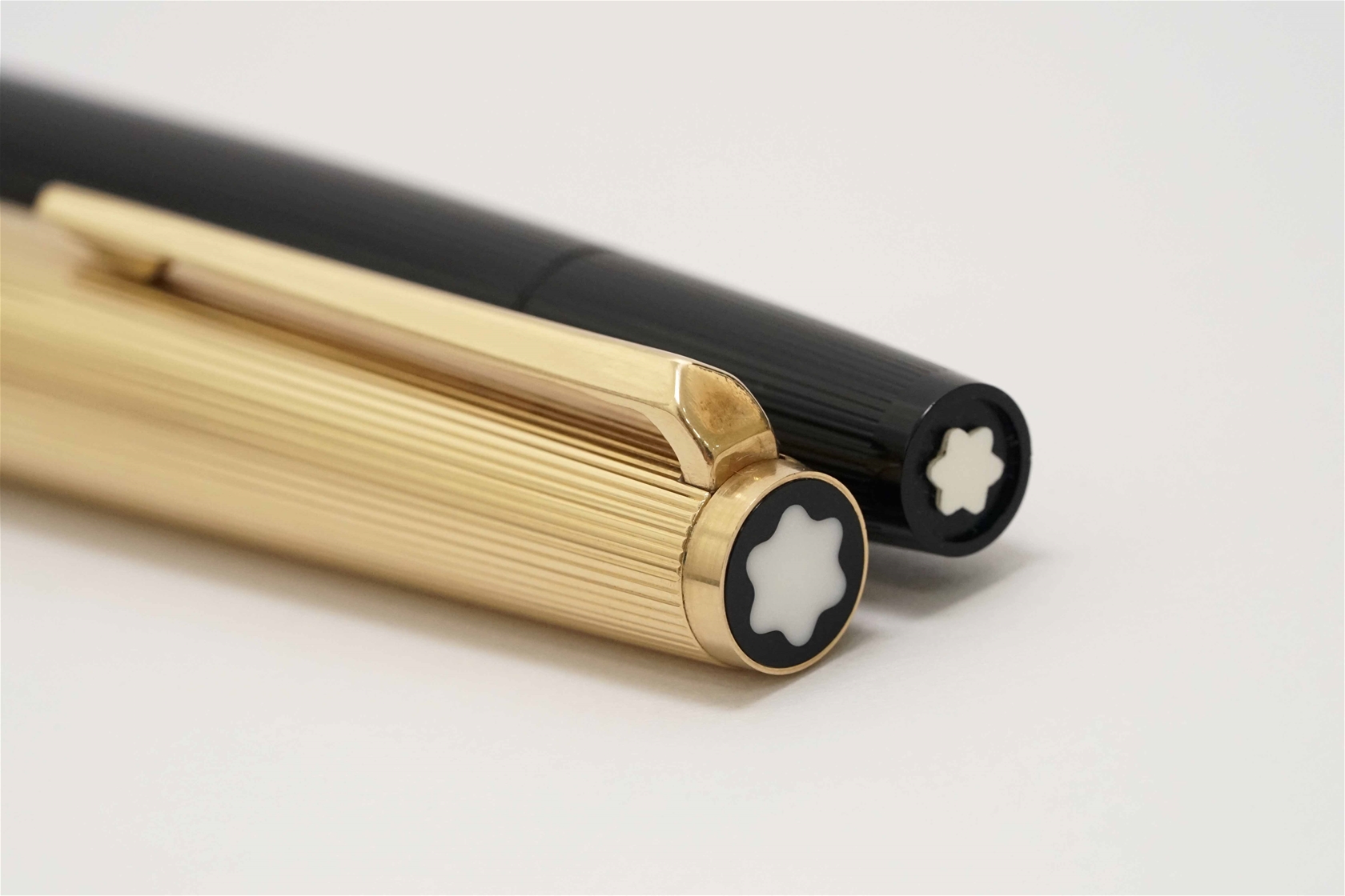 Bút máy Montblanc Masterpiece 124 Gold & Black Pinstripe 18K EF
