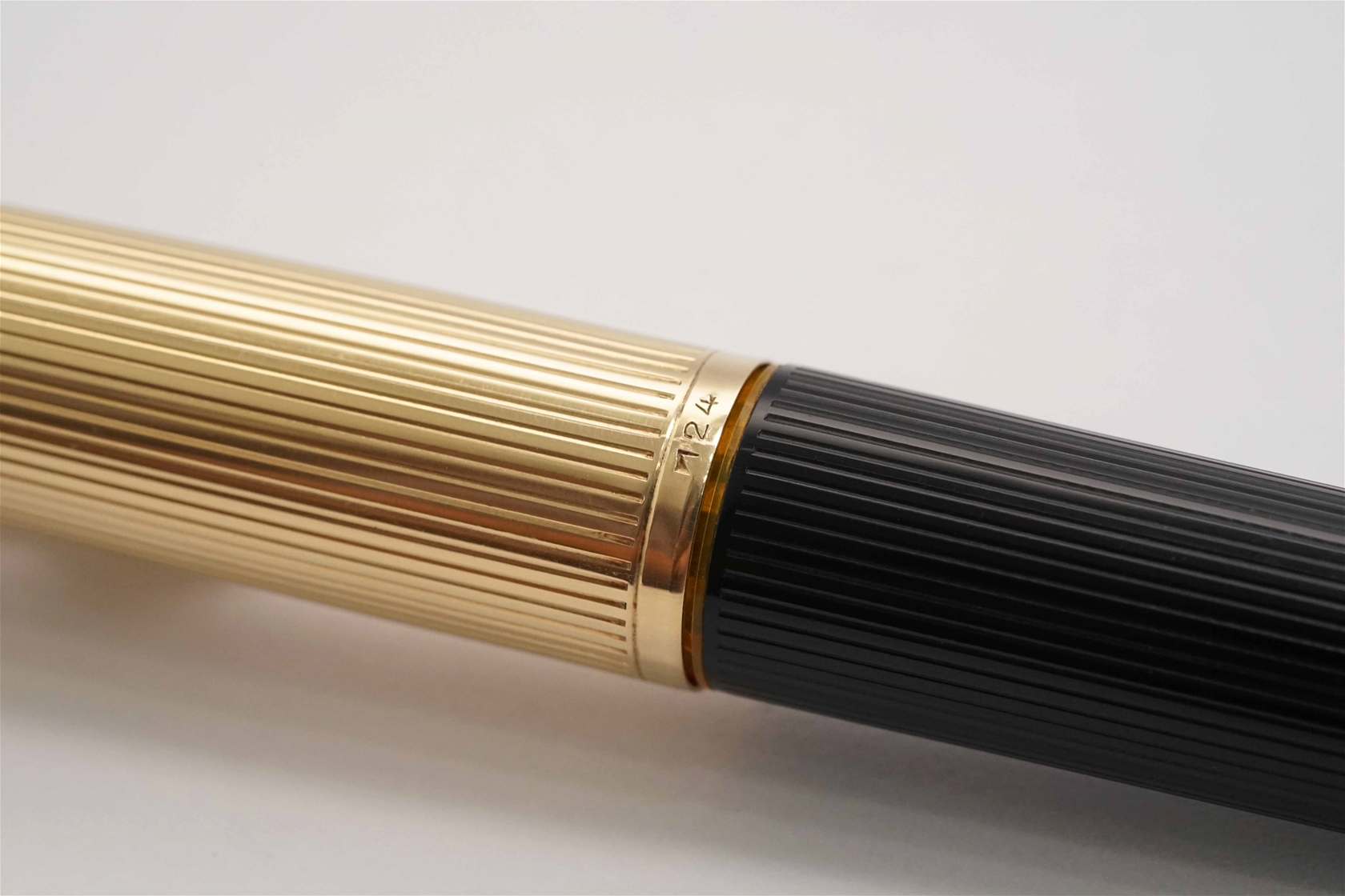 Bút máy Montblanc Masterpiece 124 Gold & Black Pinstripe 18K EF