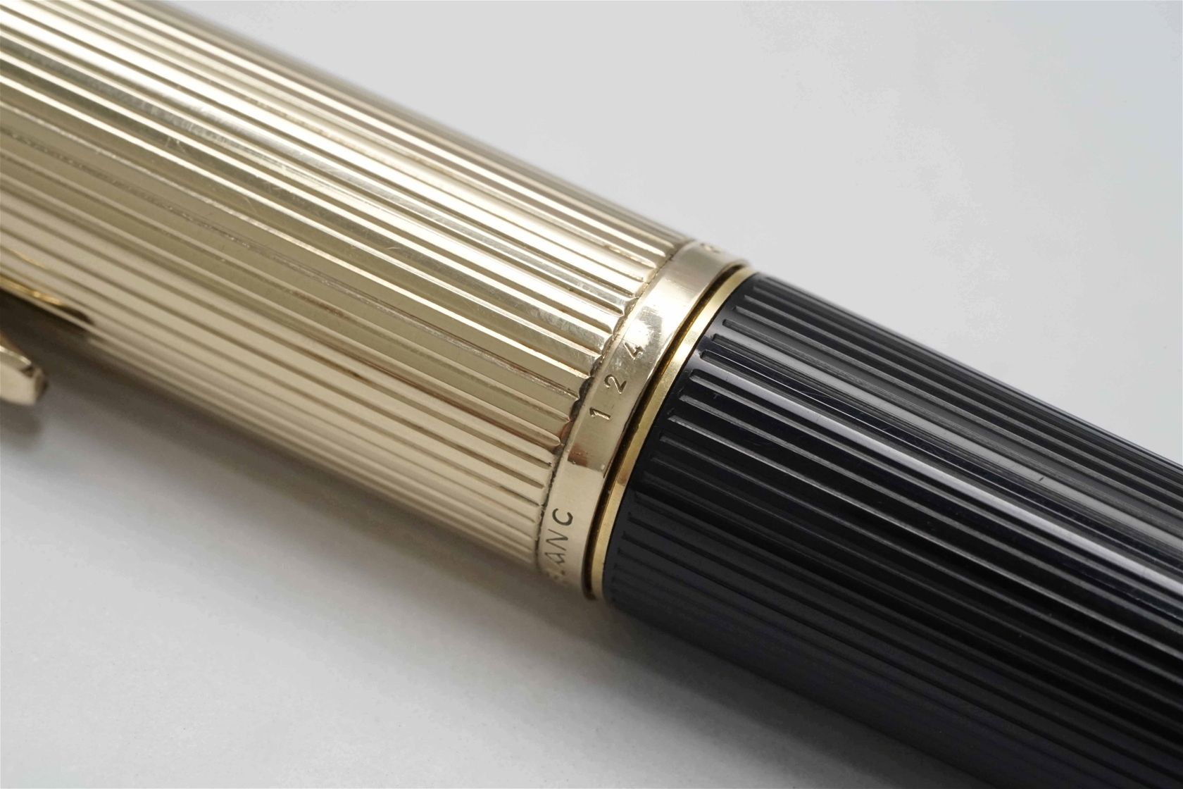 Bút máy Montblanc Masterpiece 124 Gold Pinstripe Piston Filler 18K EF