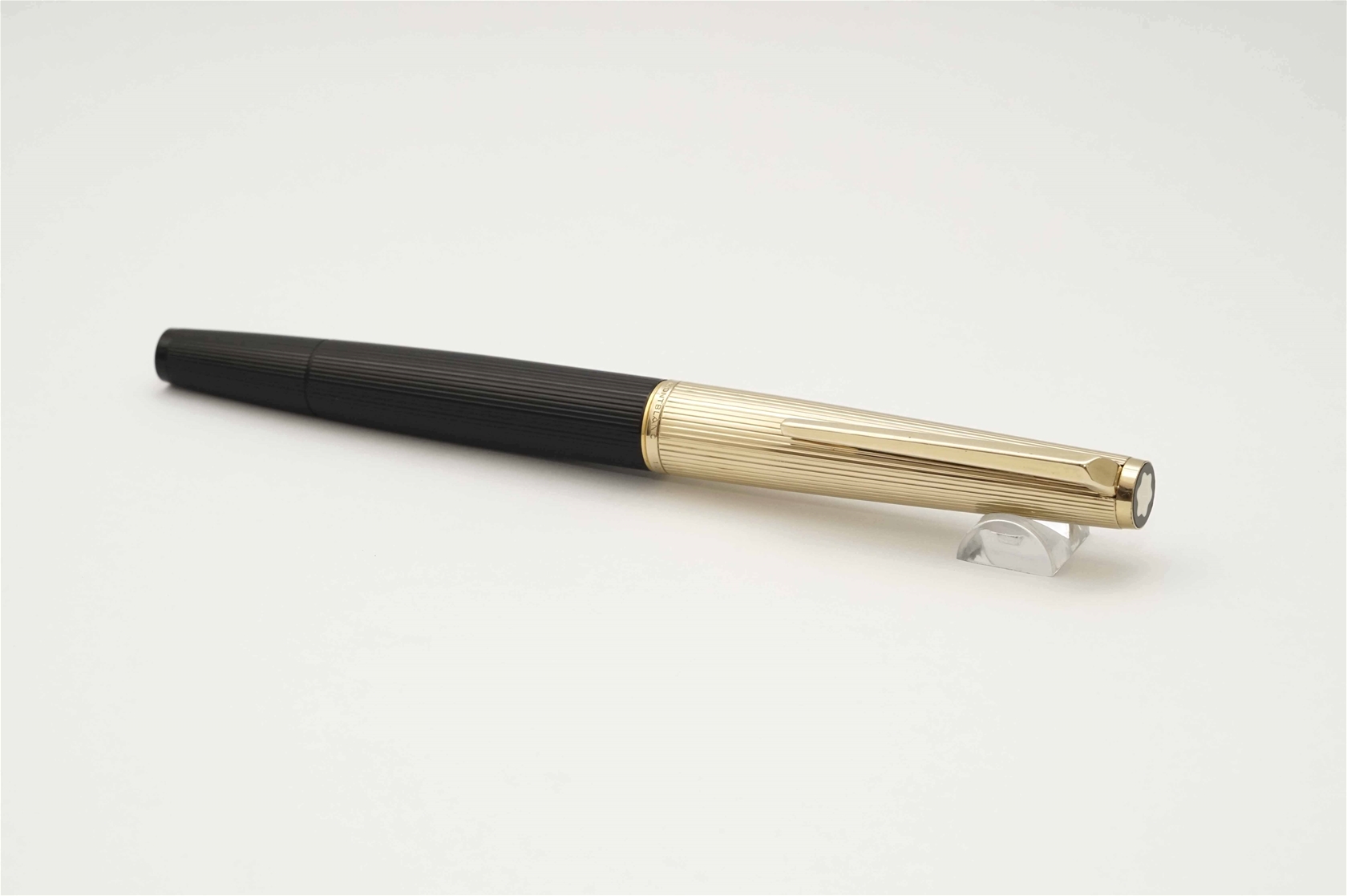 Bút máy Montblanc Masterpiece 124 Gold Pinstripe Piston Filler 18K EF