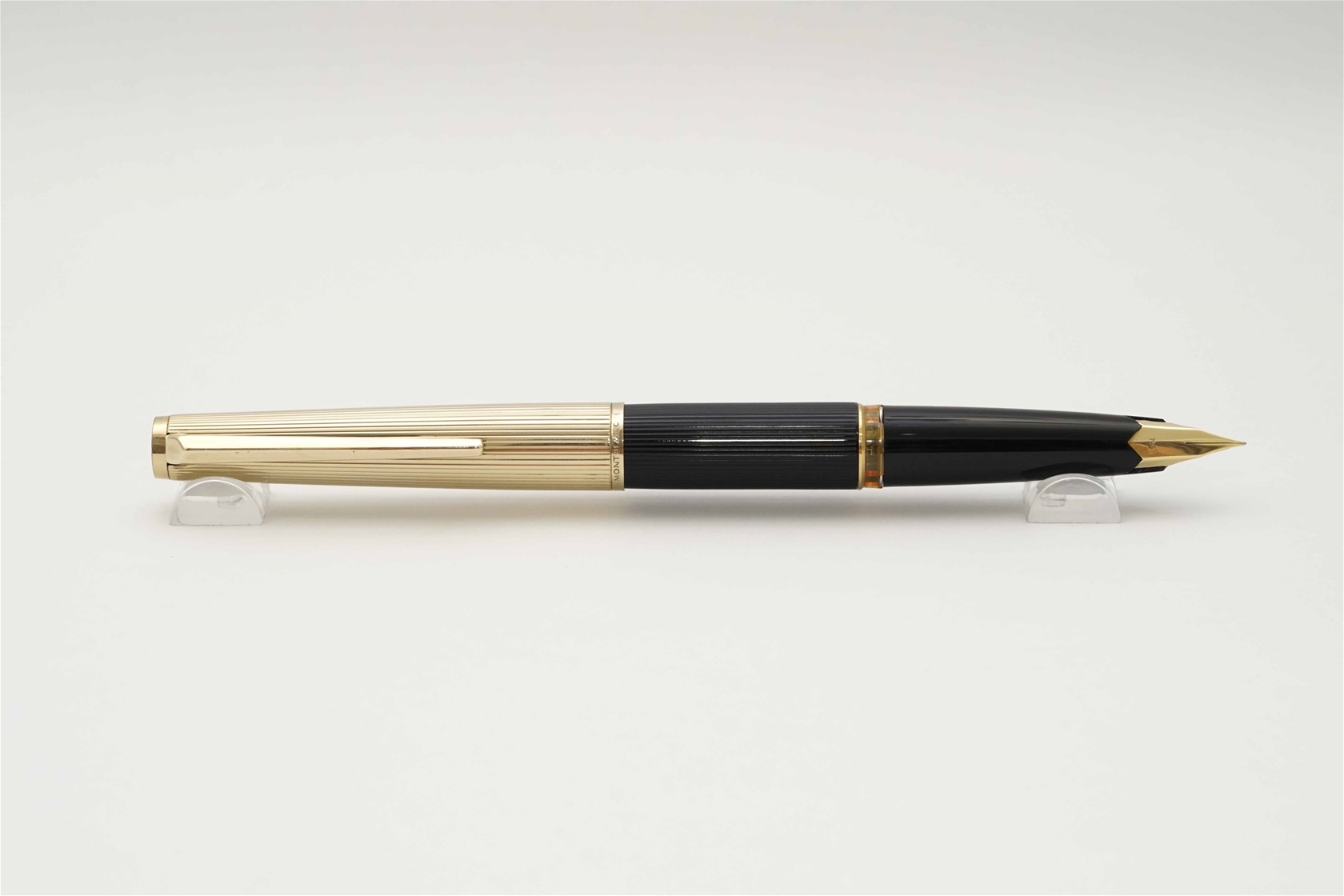 Bút máy Montblanc Masterpiece 124 Gold Pinstripe Piston Filler 18K EF