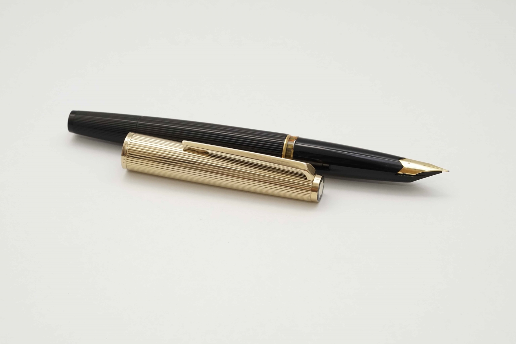 Bút máy Montblanc Masterpiece 124 Gold Pinstripe Piston Filler 18K EF