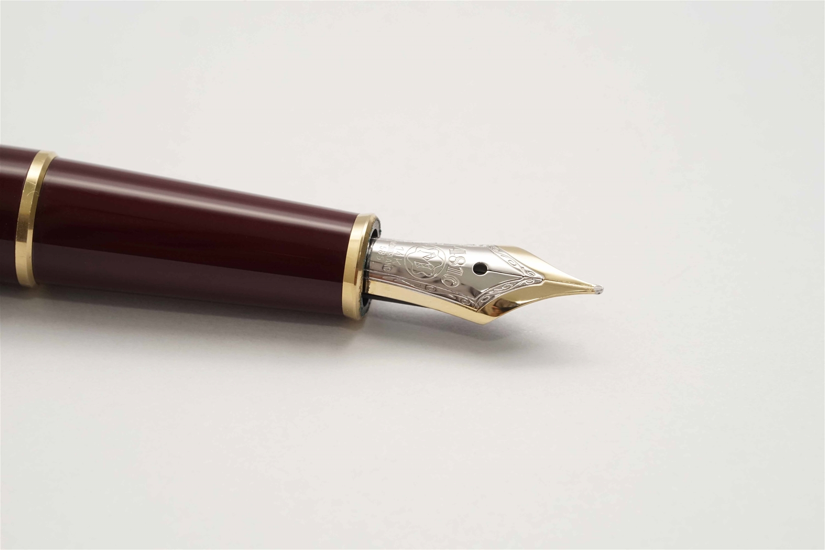 Bút máy Montblanc Meisterstuck 144R Classique Bordeaux 14K F