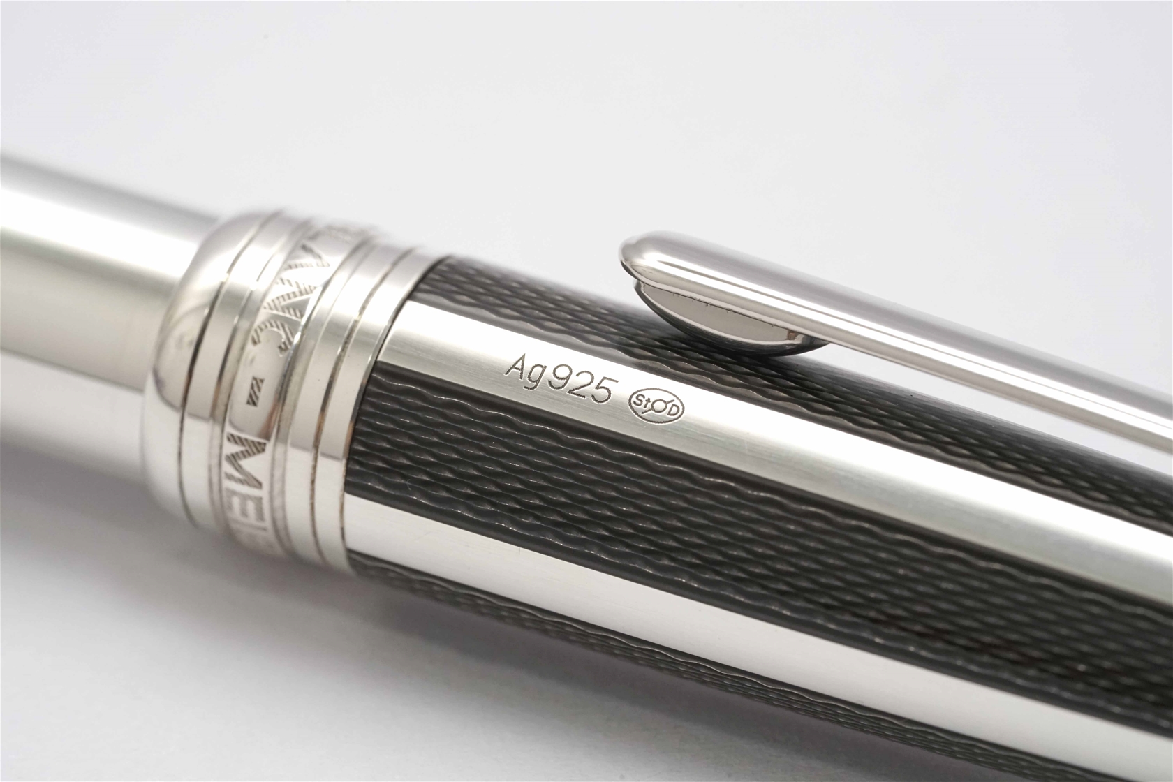 Bút máy Montblanc Meisterstuck 145 Solitaire Sterling Silver Carbon Fibre Guilloche 18K M