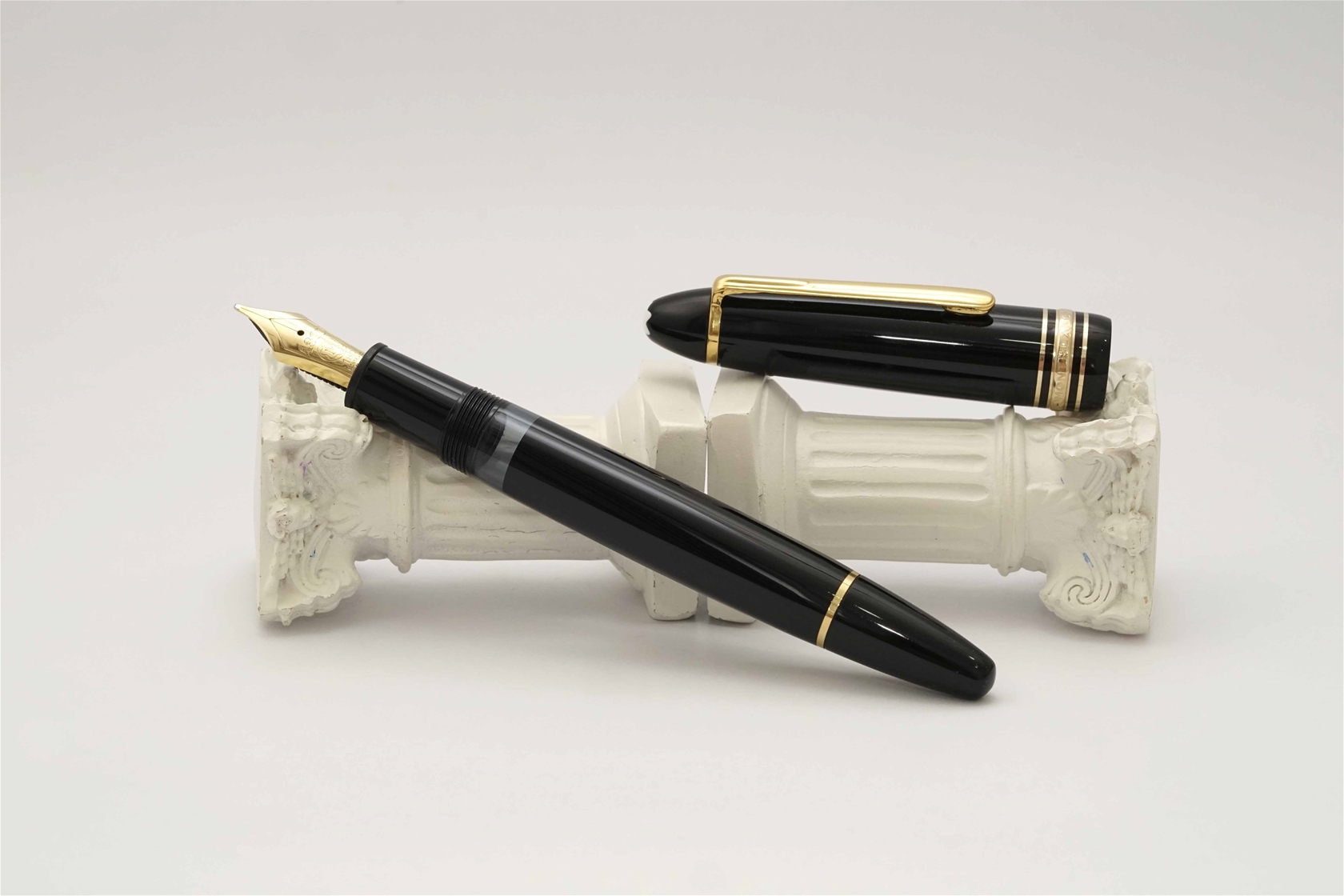 Bút máy Montblanc Meisterstuck 146 Classic Black Resin 14K B