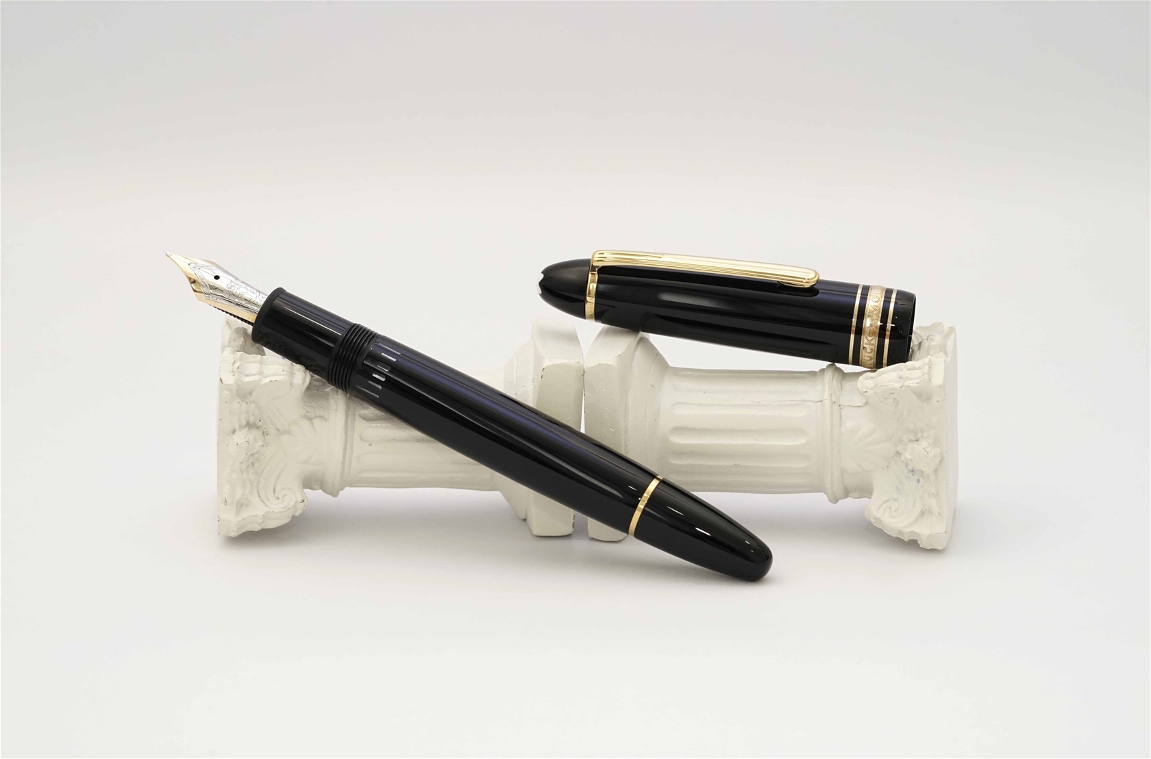 Bút máy Montblanc Meisterstuck 146 Classic Black Resin 14K F