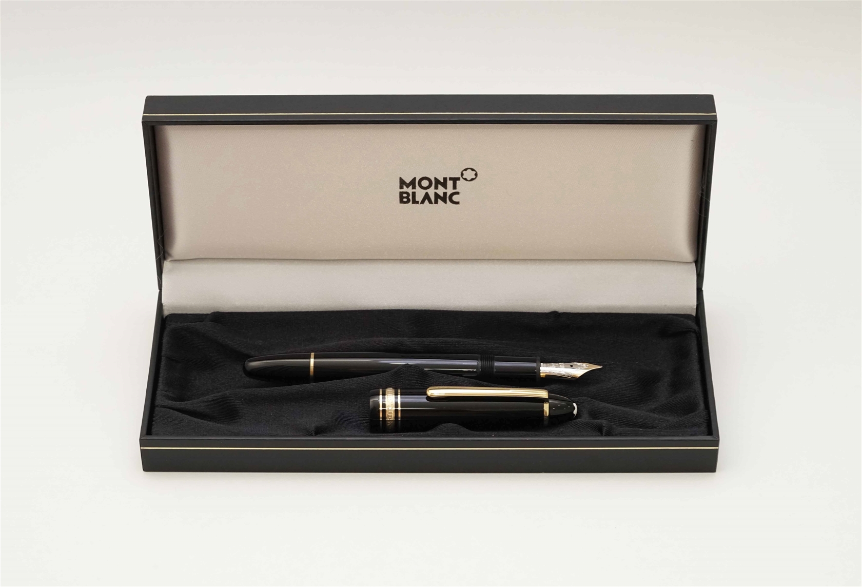 Bút máy Montblanc Meisterstuck 146 Classic Black Resin 14K M