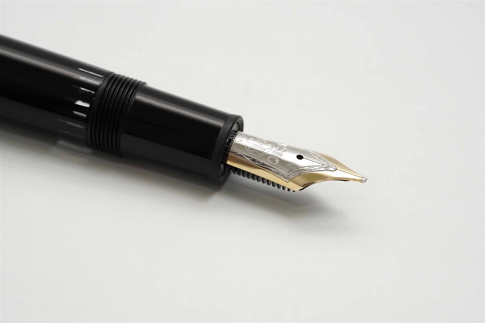 Bút máy Montblanc Meisterstuck 146 Classic Black Resin 14K M